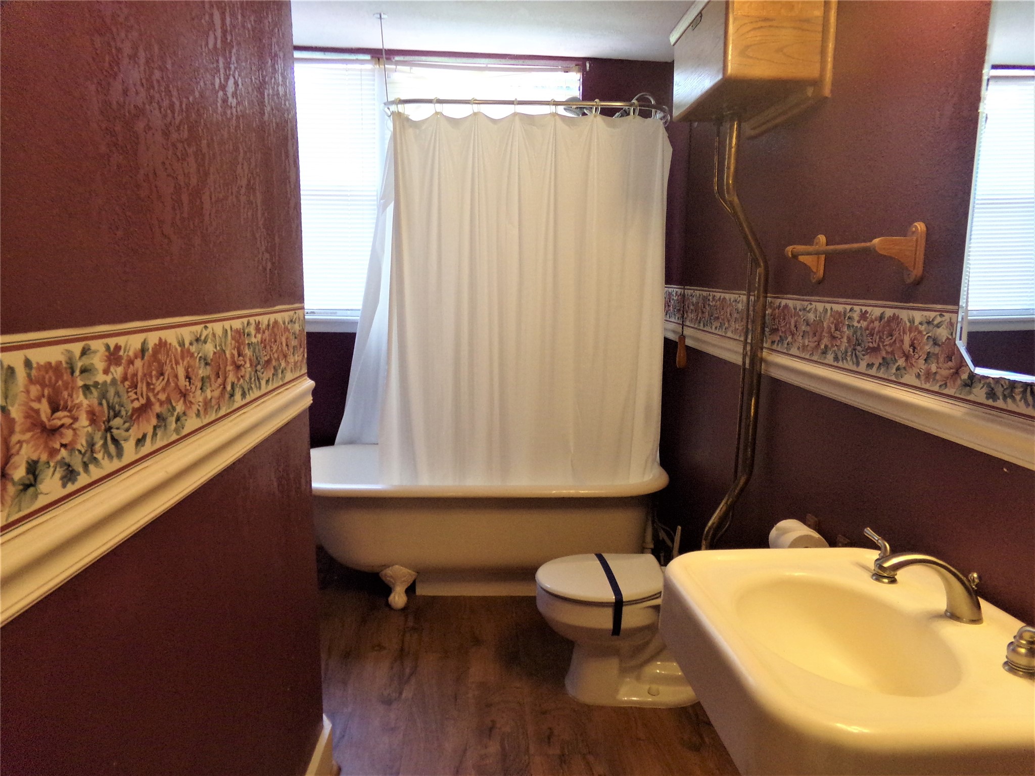 300 South Summit Street Weimar, TX 78962 - Photo 20 of 27 a bathroom with a toilet a sink and bathtub