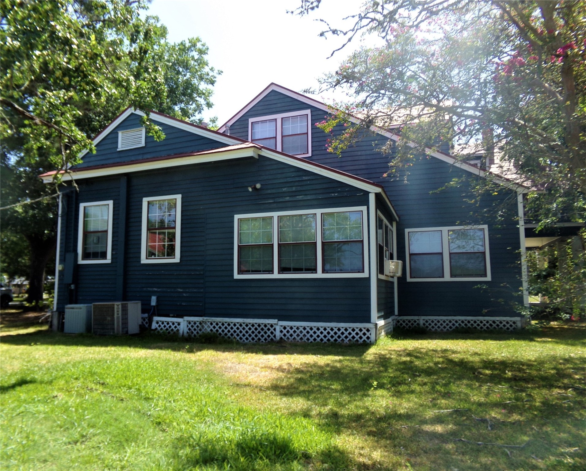 300 South Summit Street Weimar, TX 78962 - Photo 4 of 27 a front view of a house with a yard