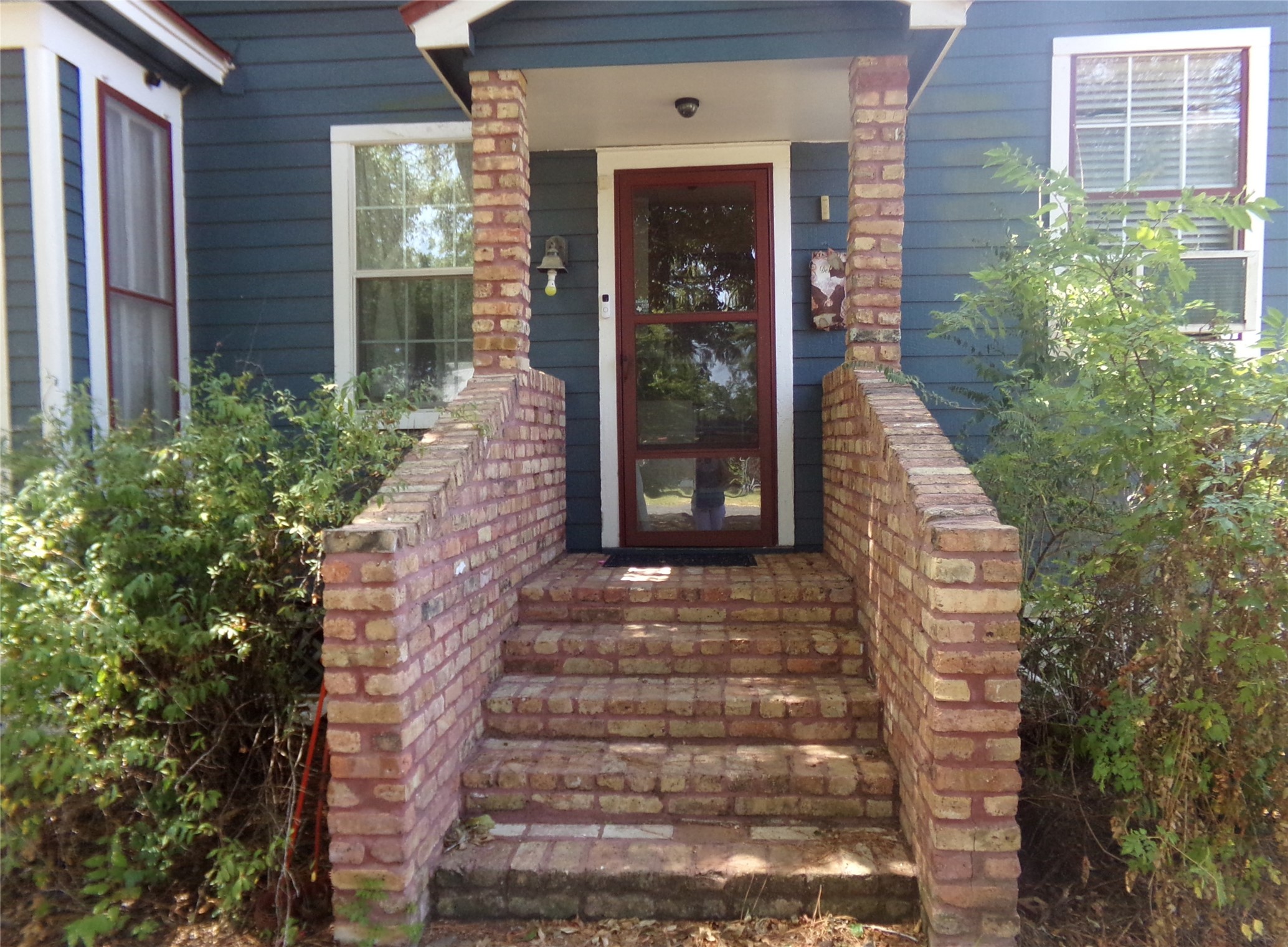 300 South Summit Street Weimar, TX 78962 - Photo 5 of 27 a front view of a house with a garden