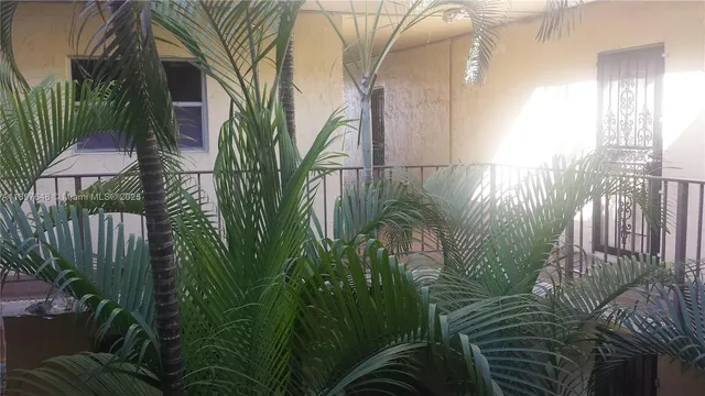 a view of entryway and small yard