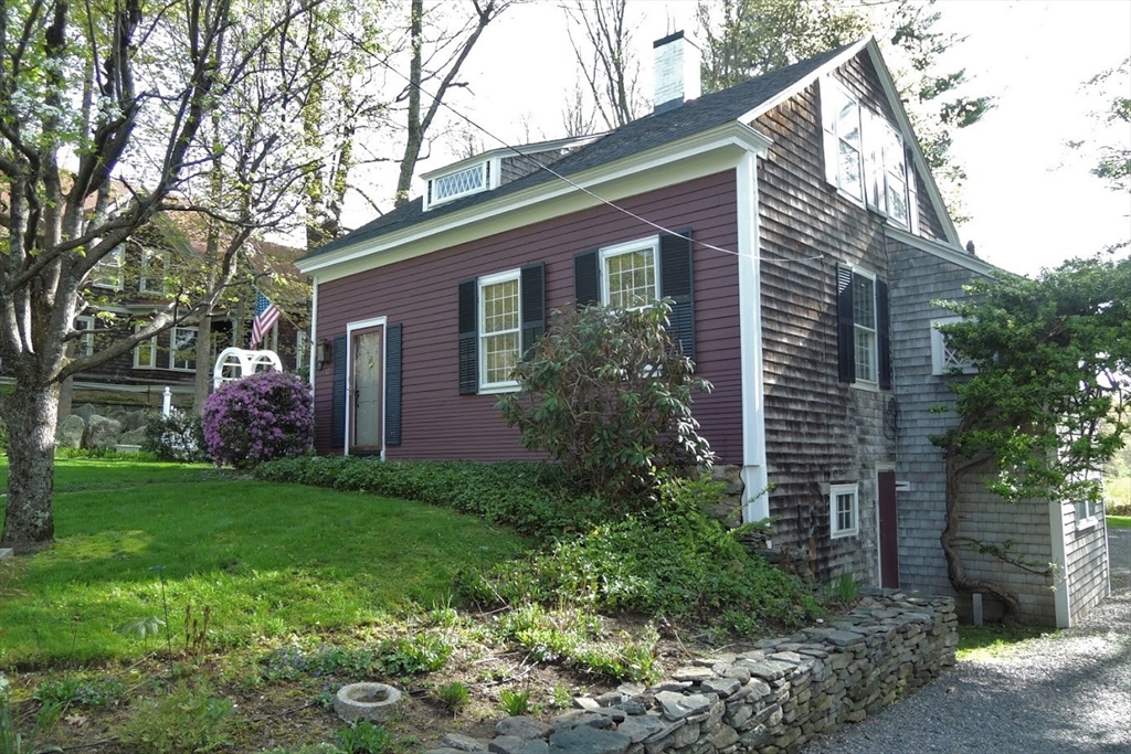 17 South Main Street Petersham, MA 01366 - Photo 2 of 24 a front view of a house with garden