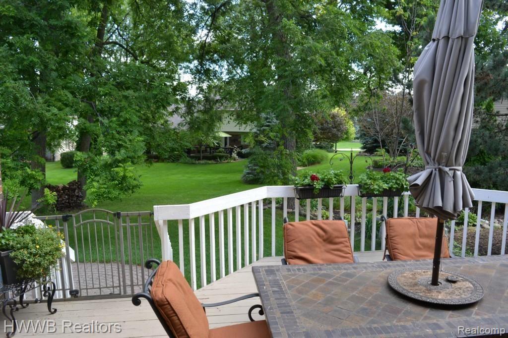556 Sunlight Drive Rochester, MI 48309 - Photo 41 of 49 Large Private Backyard