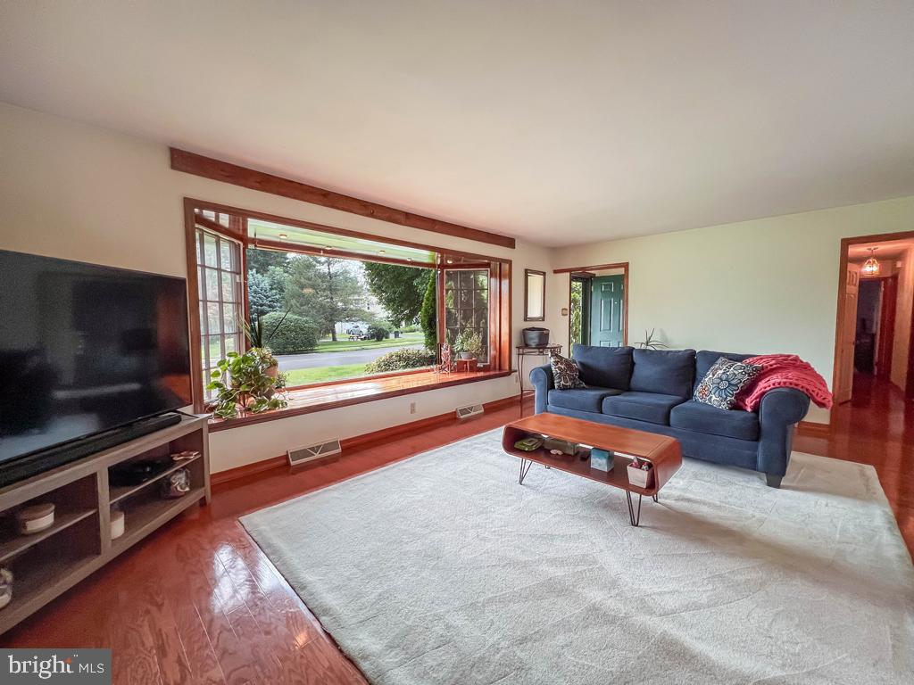 3950 Sidney Road Huntingdon Valley, PA 19006 - Photo 2 of 48 Living Room
