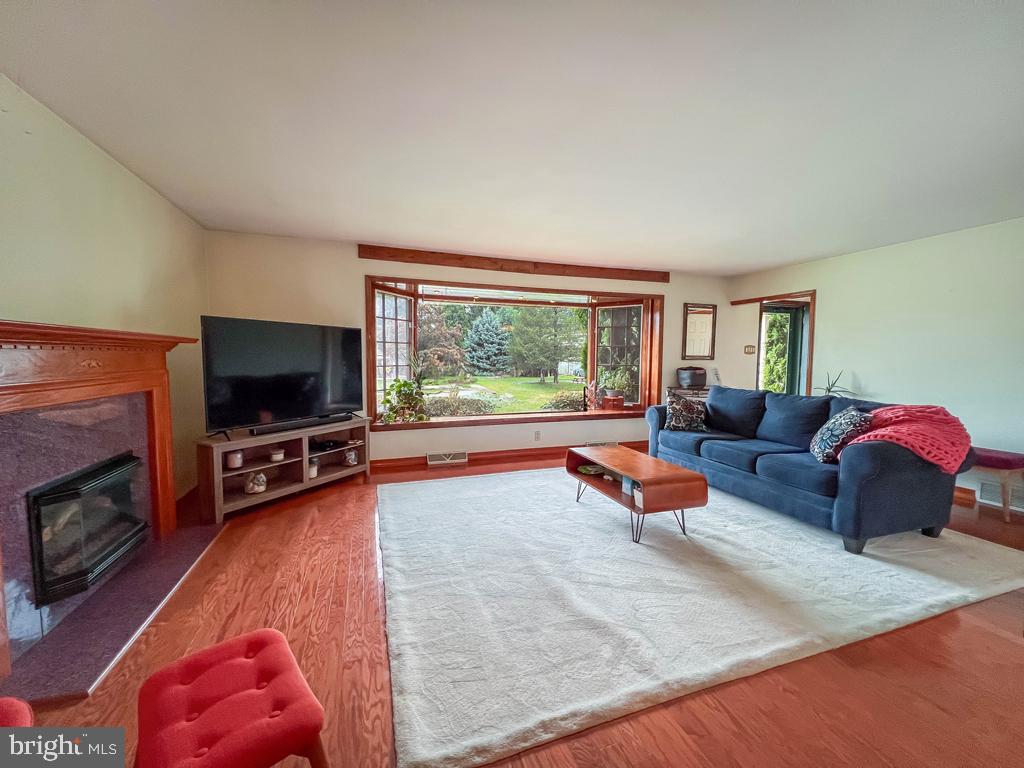 3950 Sidney Road Huntingdon Valley, PA 19006 - Photo 7 of 48 Living Room