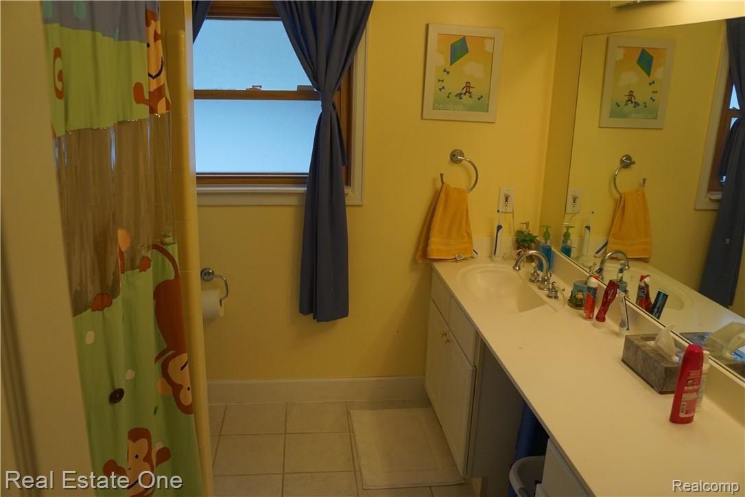 30070 High Valley Road Farmington, MI 48331 - Photo 45 of 70 Upstairs hallway full bath