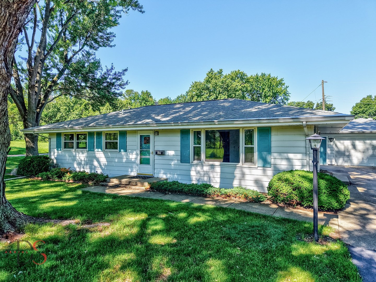 609 9th Avenue Ottawa, IL 61350 - Photo 7 of 28 a front view of a house with a yard and patio