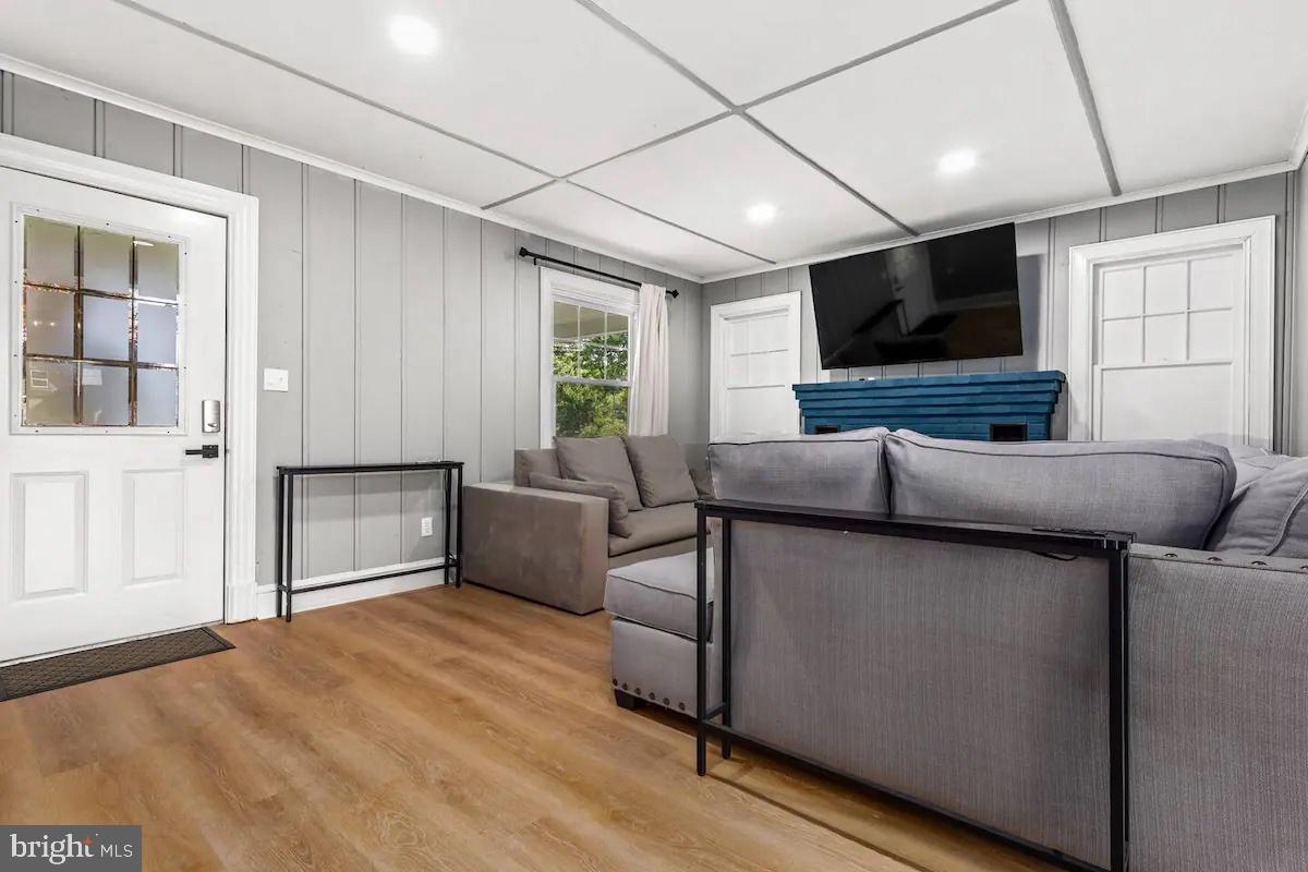 301 Beverley Place Edgewater, MD 21037 - Photo 26 of 42 Main floor living room