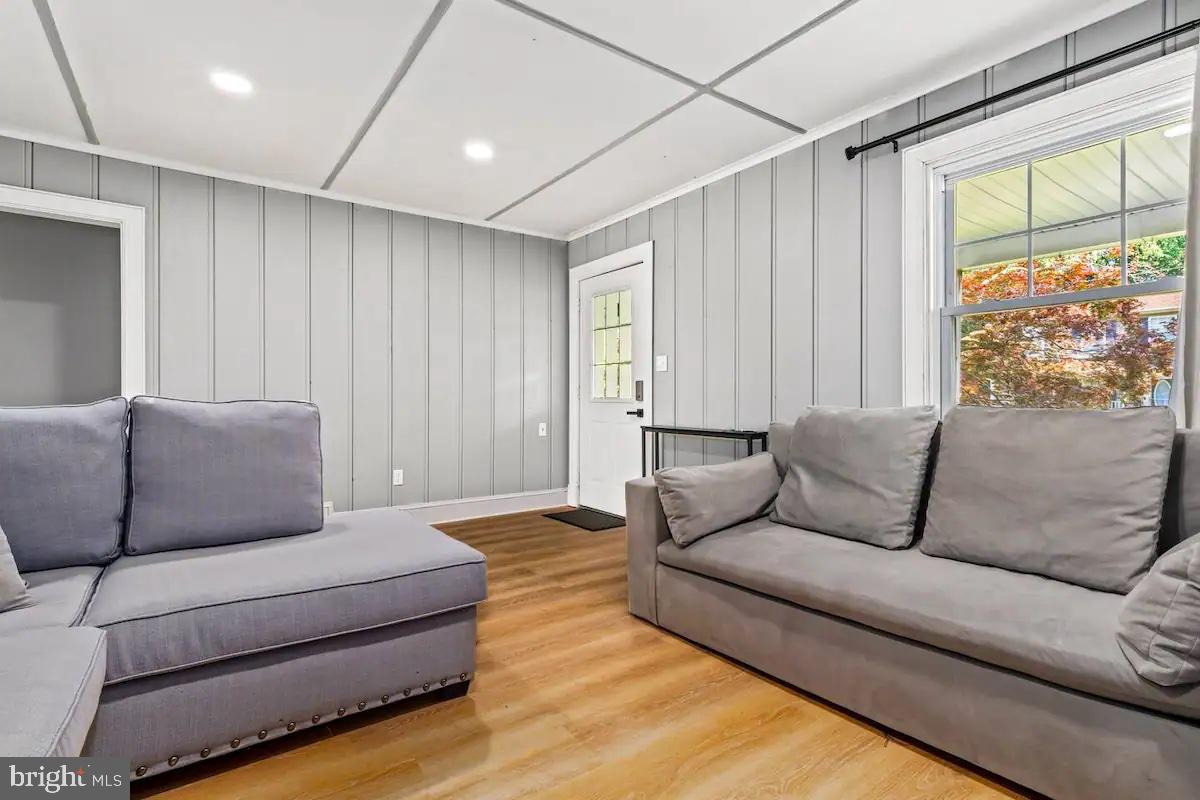 301 Beverley Place Edgewater, MD 21037 - Photo 28 of 42 Main floor living room