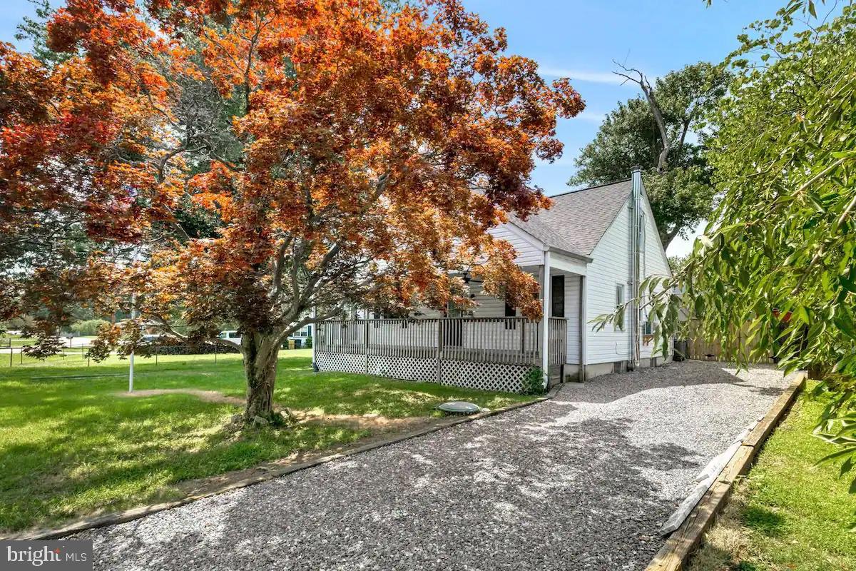 301 Beverley Place Edgewater, MD 21037 - Photo 4 of 42 Front of house and driveway