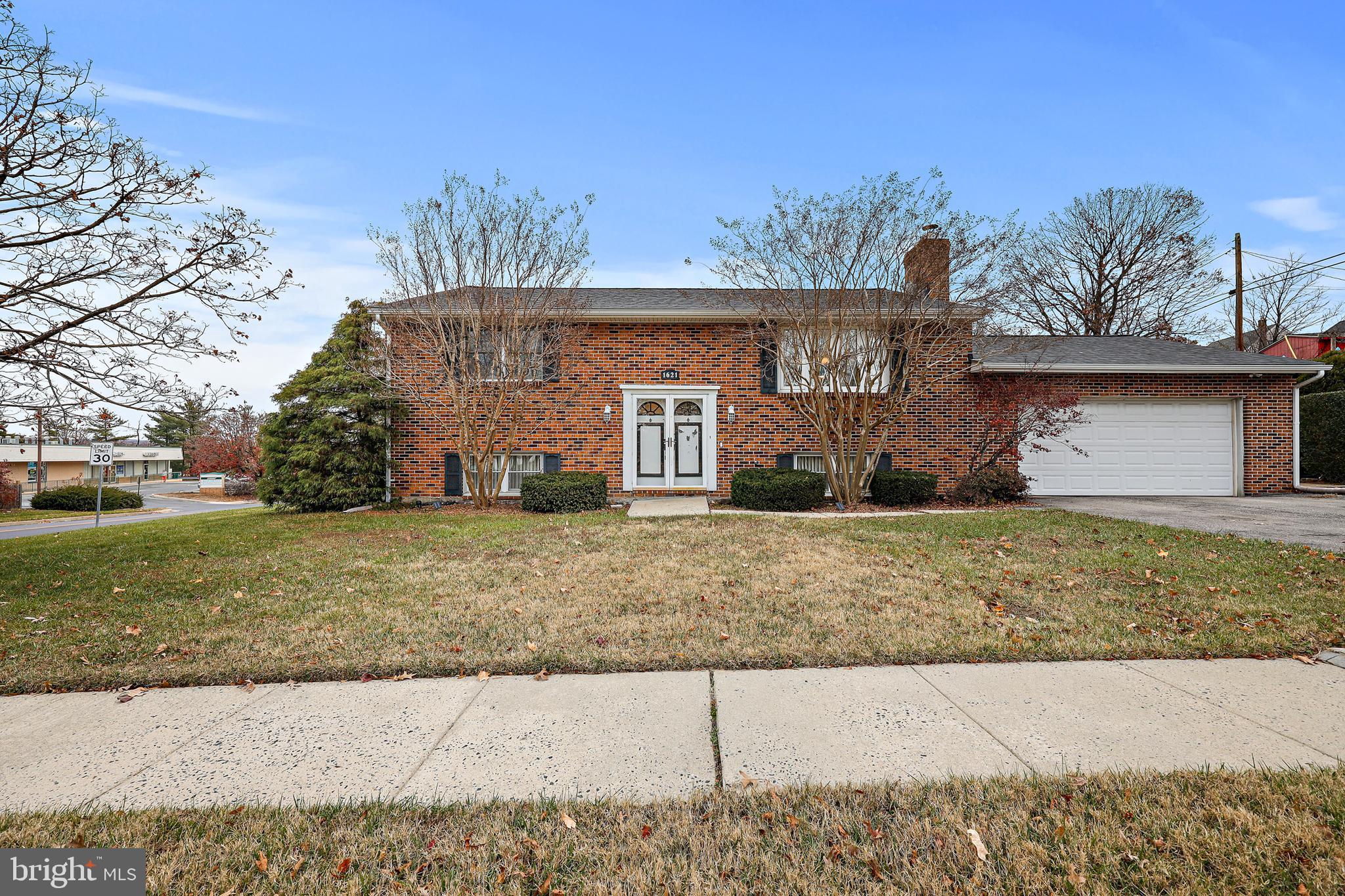 Welcome home to 1621 Chesaco Ave