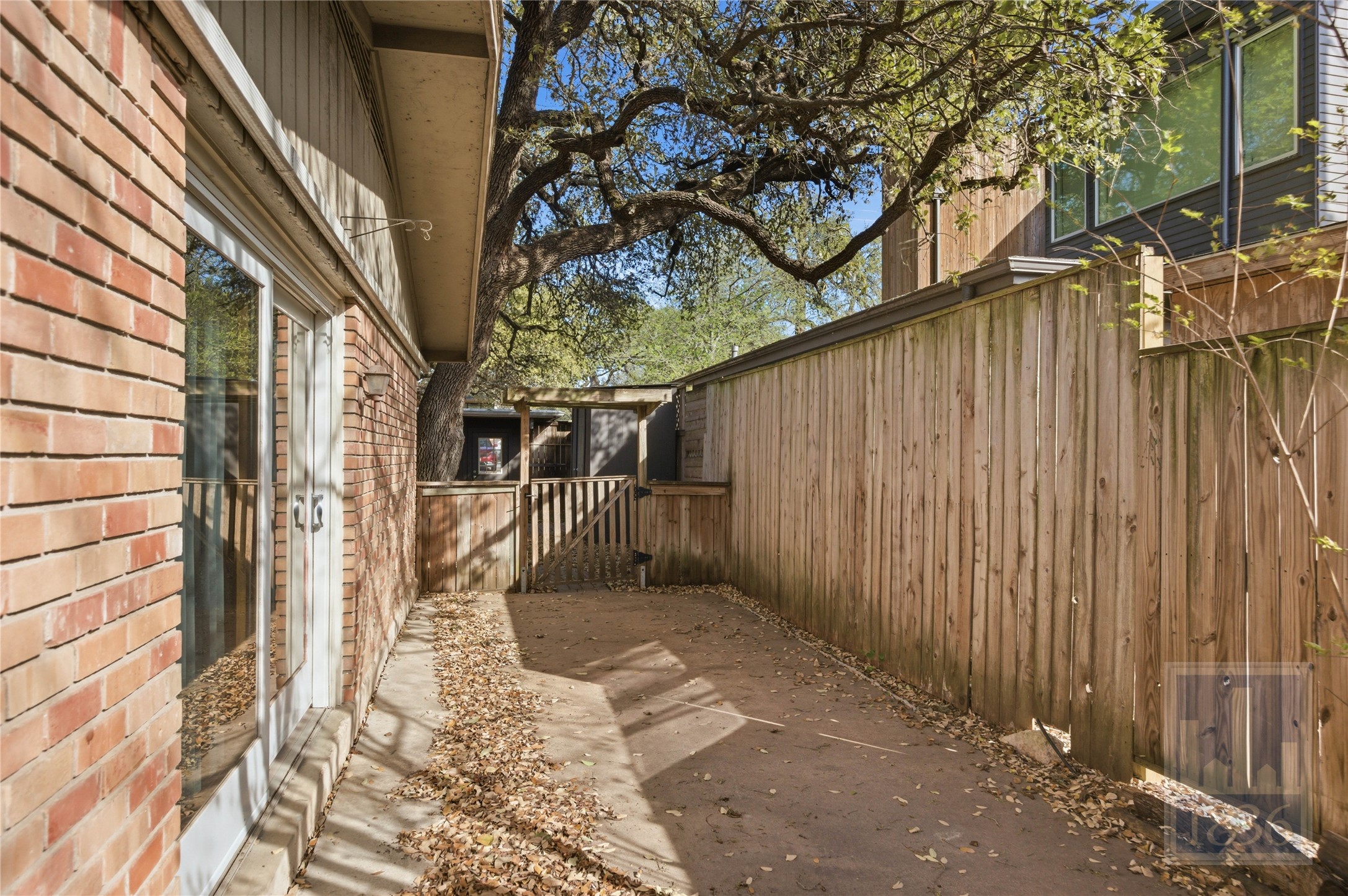 2416 South 5th Street, Unit B Austin, TX 78704 - Photo 21 of 28 a backyard of a house