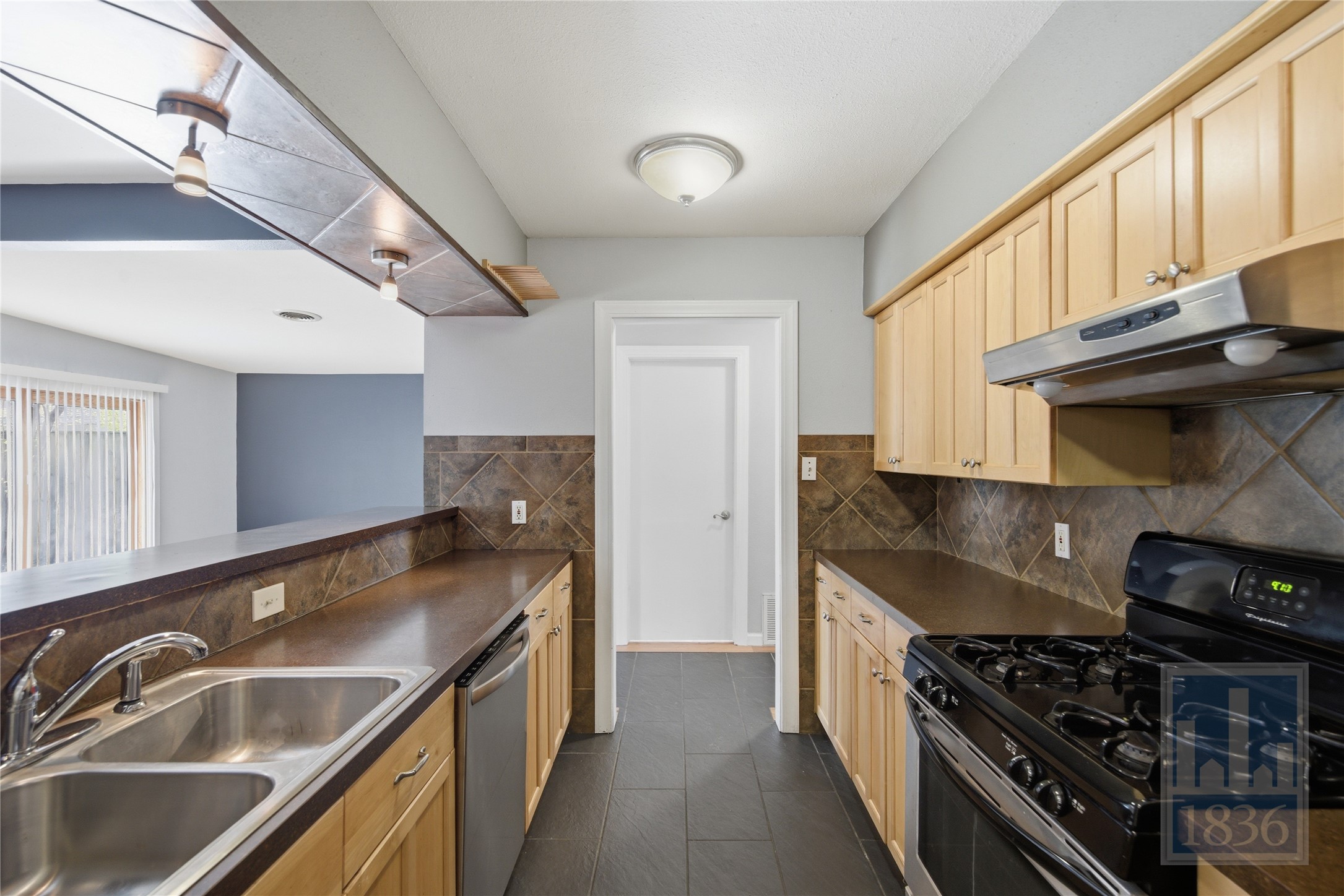 2416 South 5th Street, Unit B Austin, TX 78704 - Photo 4 of 28 a kitchen that has a sink and a stove