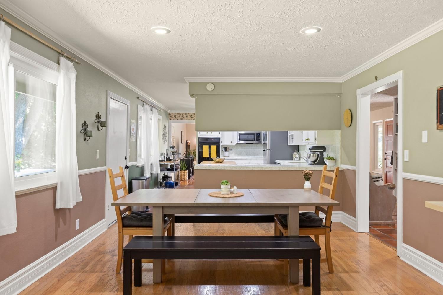 80 High Street Oak View, CA 93022 - Photo 2 of 93 a living room with a table and chairs