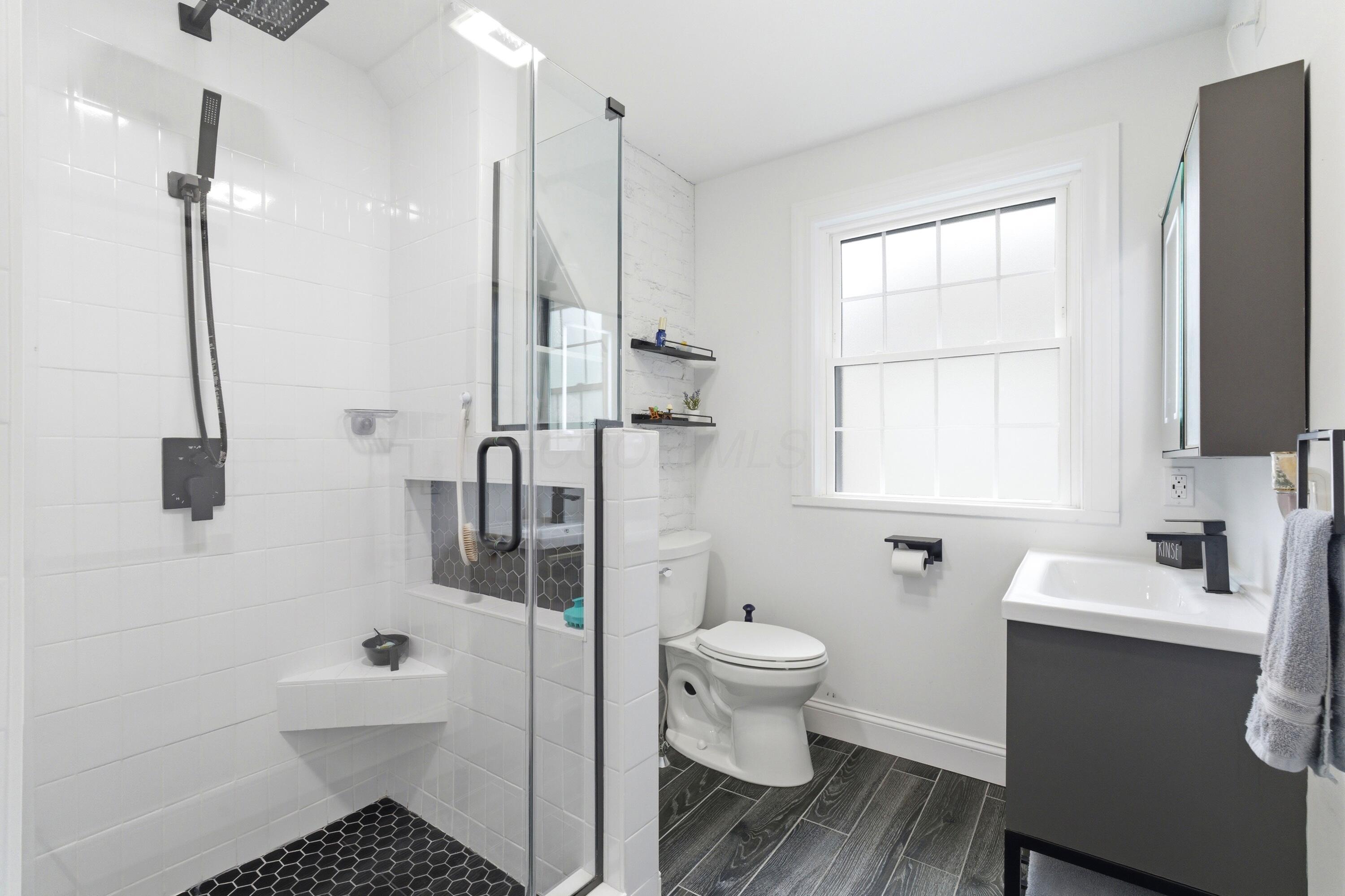 2565 Bexley Park Road Bexley, OH 43209 - Photo 40 of 55 2nd floor full bath