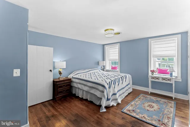 a view of a workspace with furniture