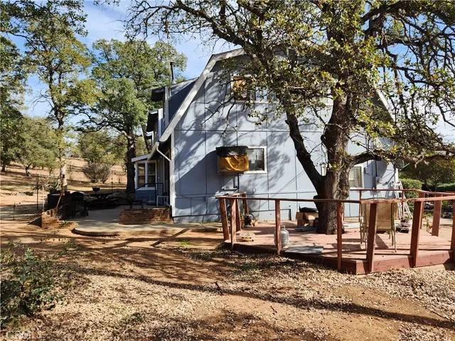 a view of a yard with a fountain