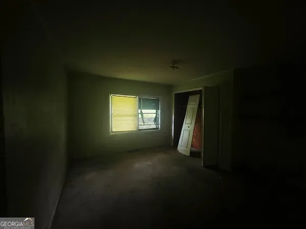 a view of empty room with window