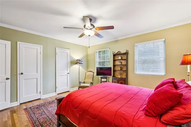 a bed room with a bed and a closet