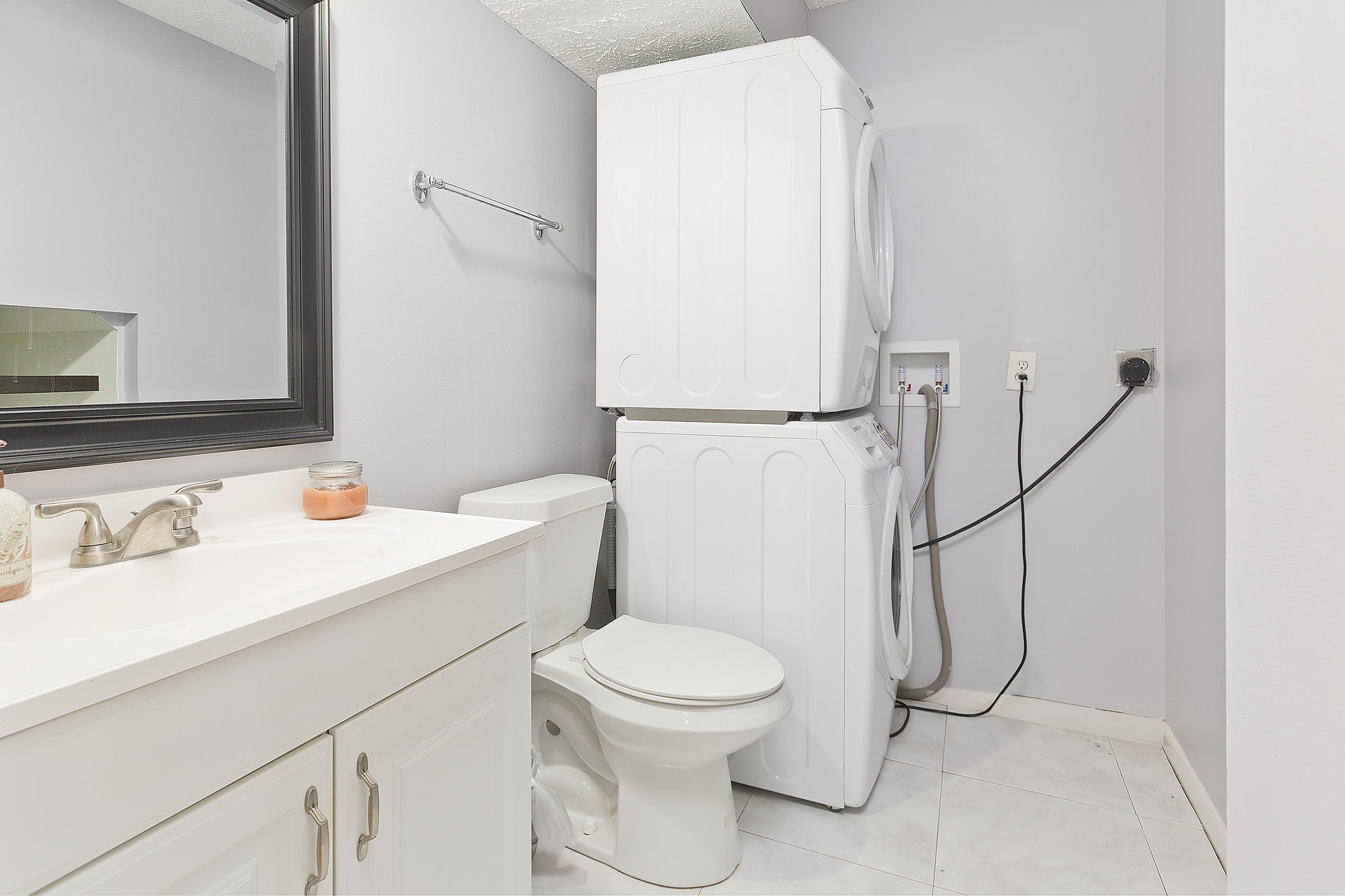 141 East Riverside Drive, Unit 6B Jupiter, FL 33469 - Photo 9 of 19 CC21A843-4D1D-47AB-83E4-BF4EE4E19EA7