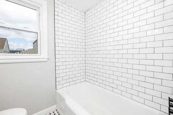 $2,900 | 238 James Street, Newington, CT 06111