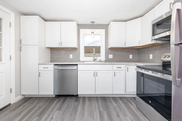 $2,900 | 238 James Street, Newington, CT 06111