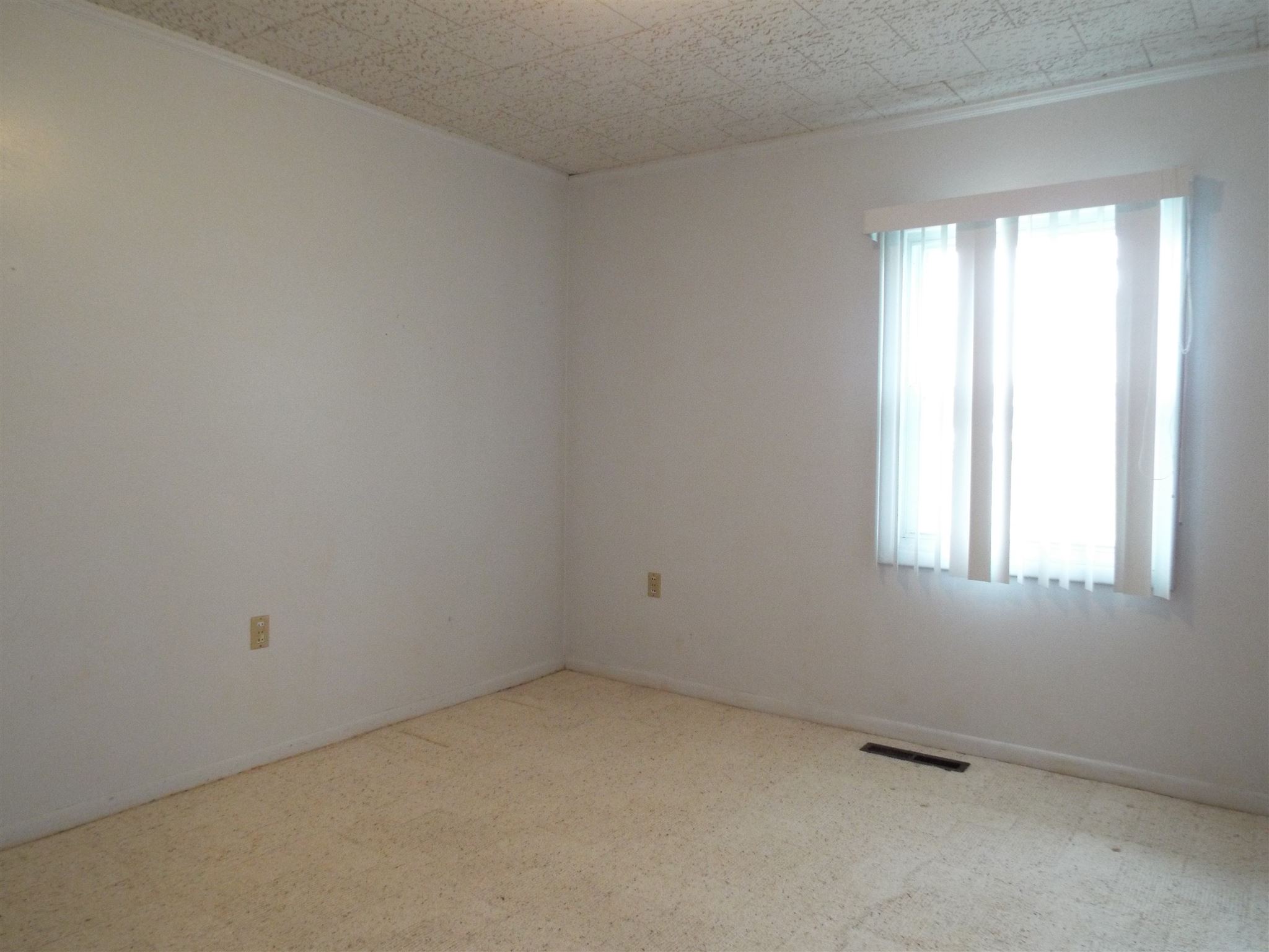 4071 North Sullivan Road Leesburg, IN 46538 - Photo 3 of 10 Gallery Image 3
