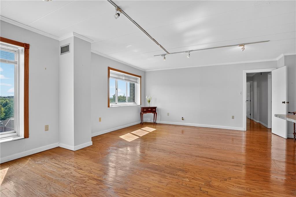 5 Bayard Road, Unit 913 Pittsburgh, PA 15213 - Photo 10 of 27 Dining and Living Areas