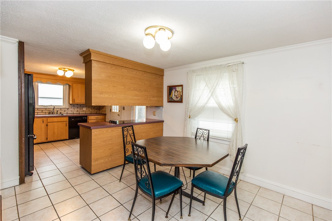 Kitchen/Dining Area