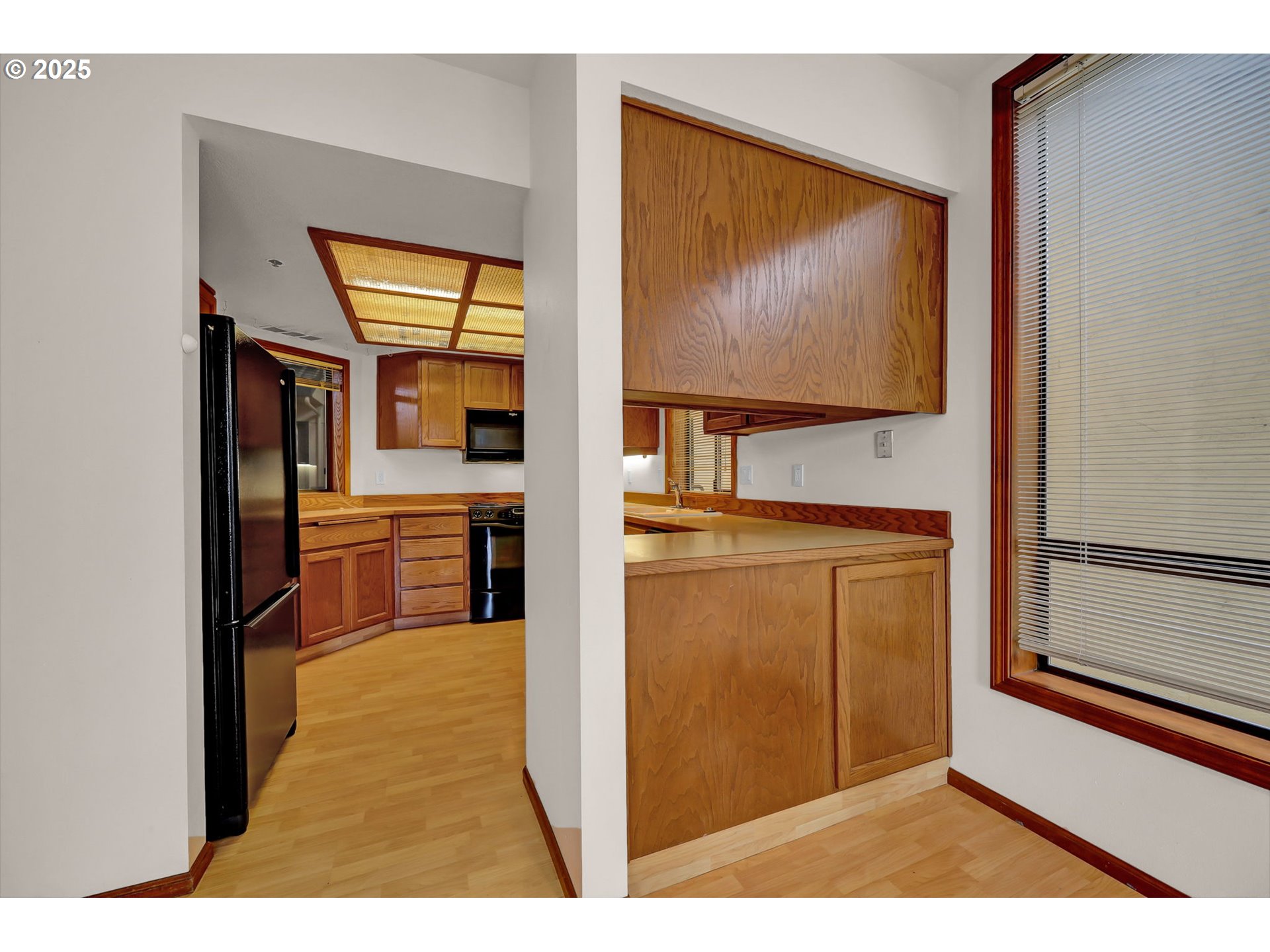 648 Wimbledon Court Eugene, OR 97401 - Photo 17 of 45 a view of living room with washer and dryer