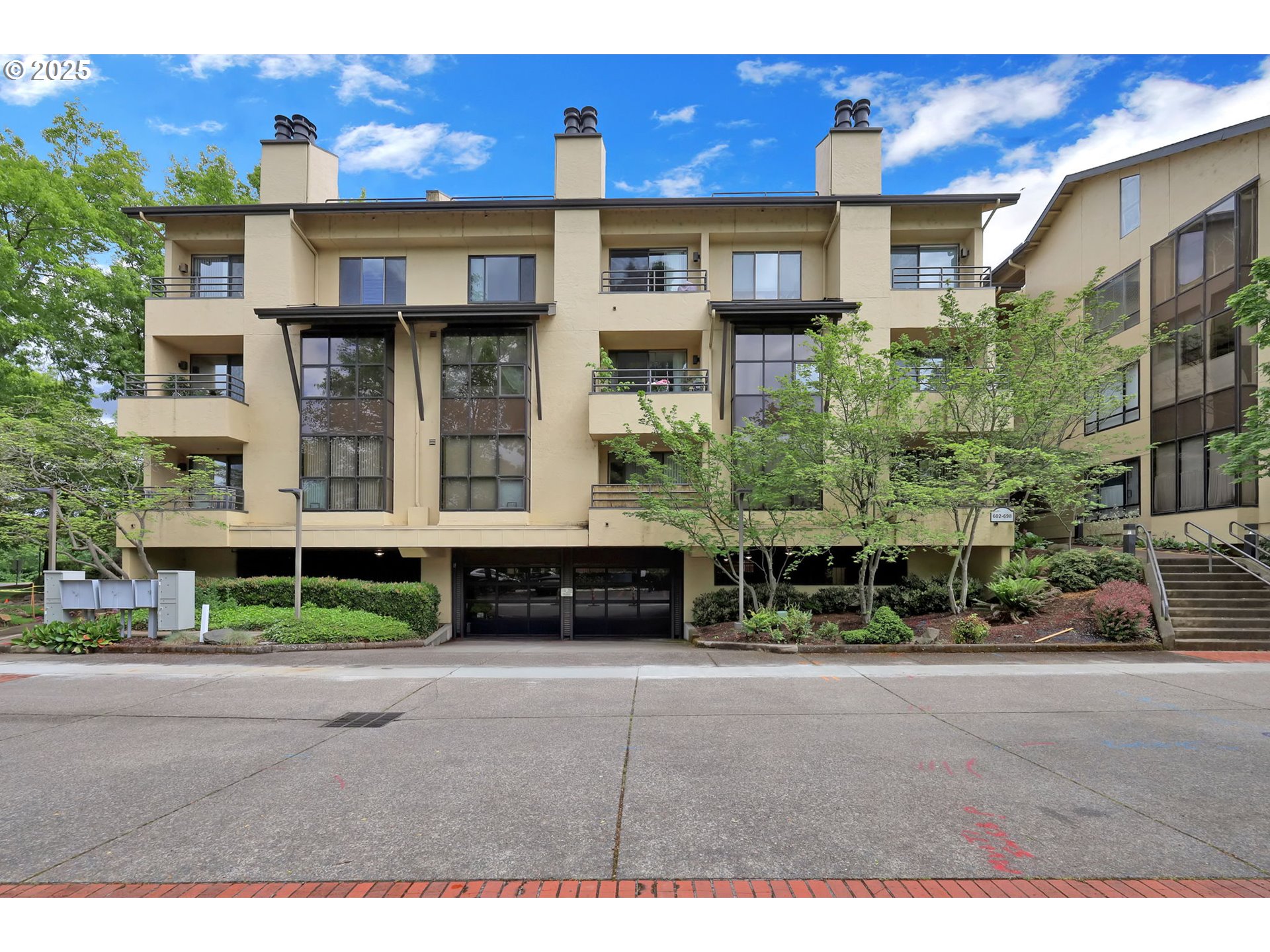 648 Wimbledon Court Eugene, OR 97401 - Photo 2 of 45 a front view of a building with garden