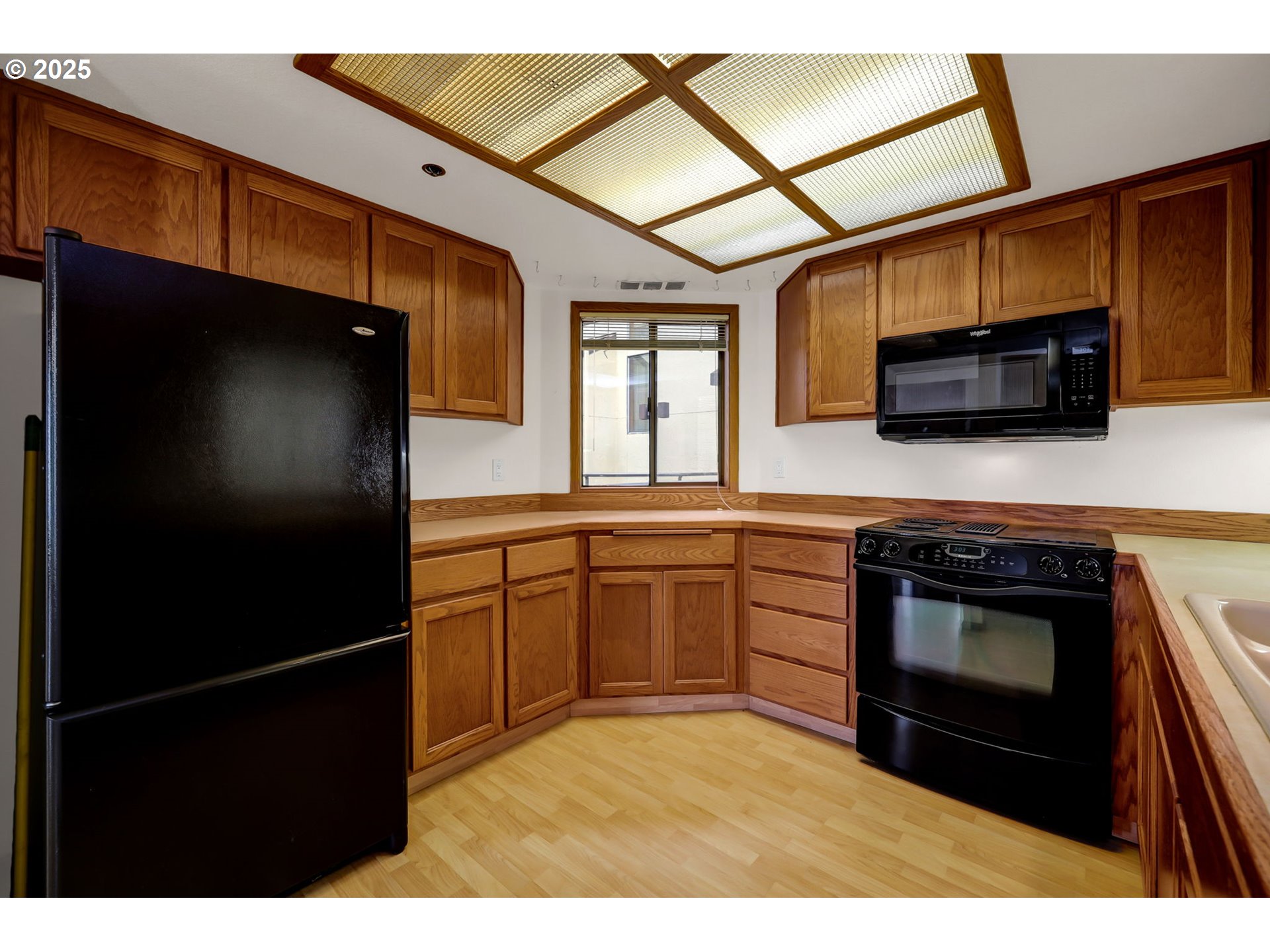 648 Wimbledon Court Eugene, OR 97401 - Photo 21 of 45 a kitchen with a refrigerator stove and microwave