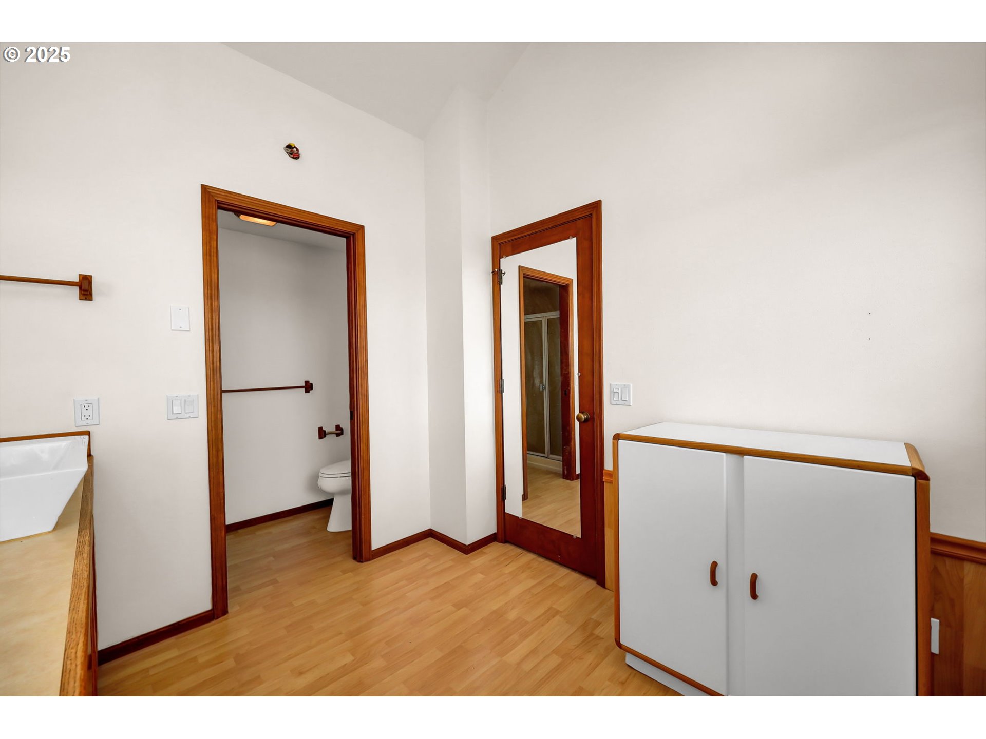 648 Wimbledon Court Eugene, OR 97401 - Photo 29 of 45 a view of a hallway with closet