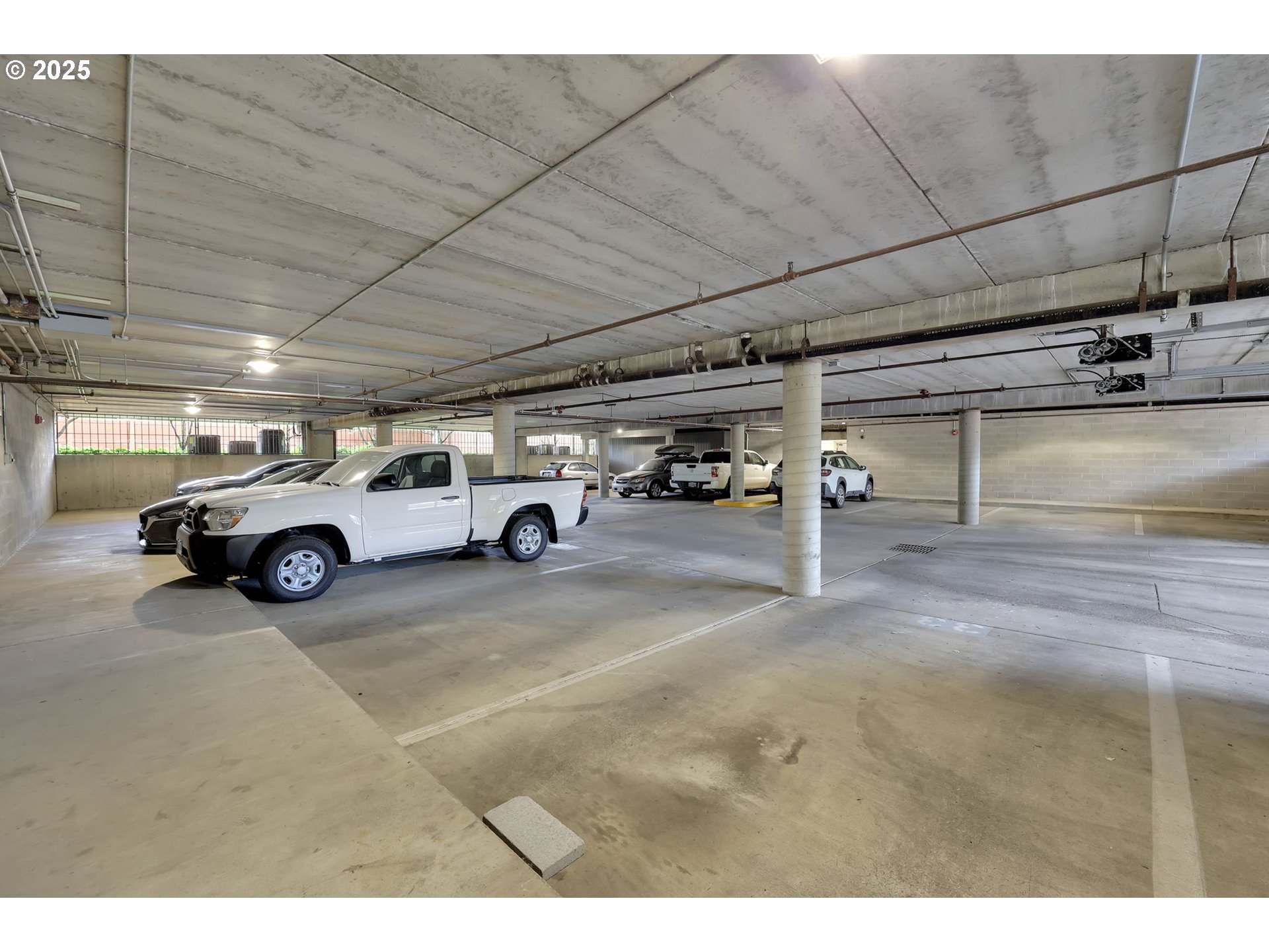 648 Wimbledon Court Eugene, OR 97401 - Photo 40 of 45 a view of parking garage with cars parked