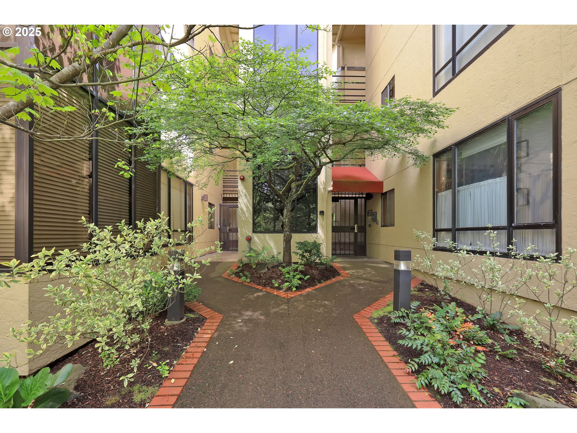648 Wimbledon Court Eugene, OR 97401 - Photo 5 of 45 a front view of a house with garden
