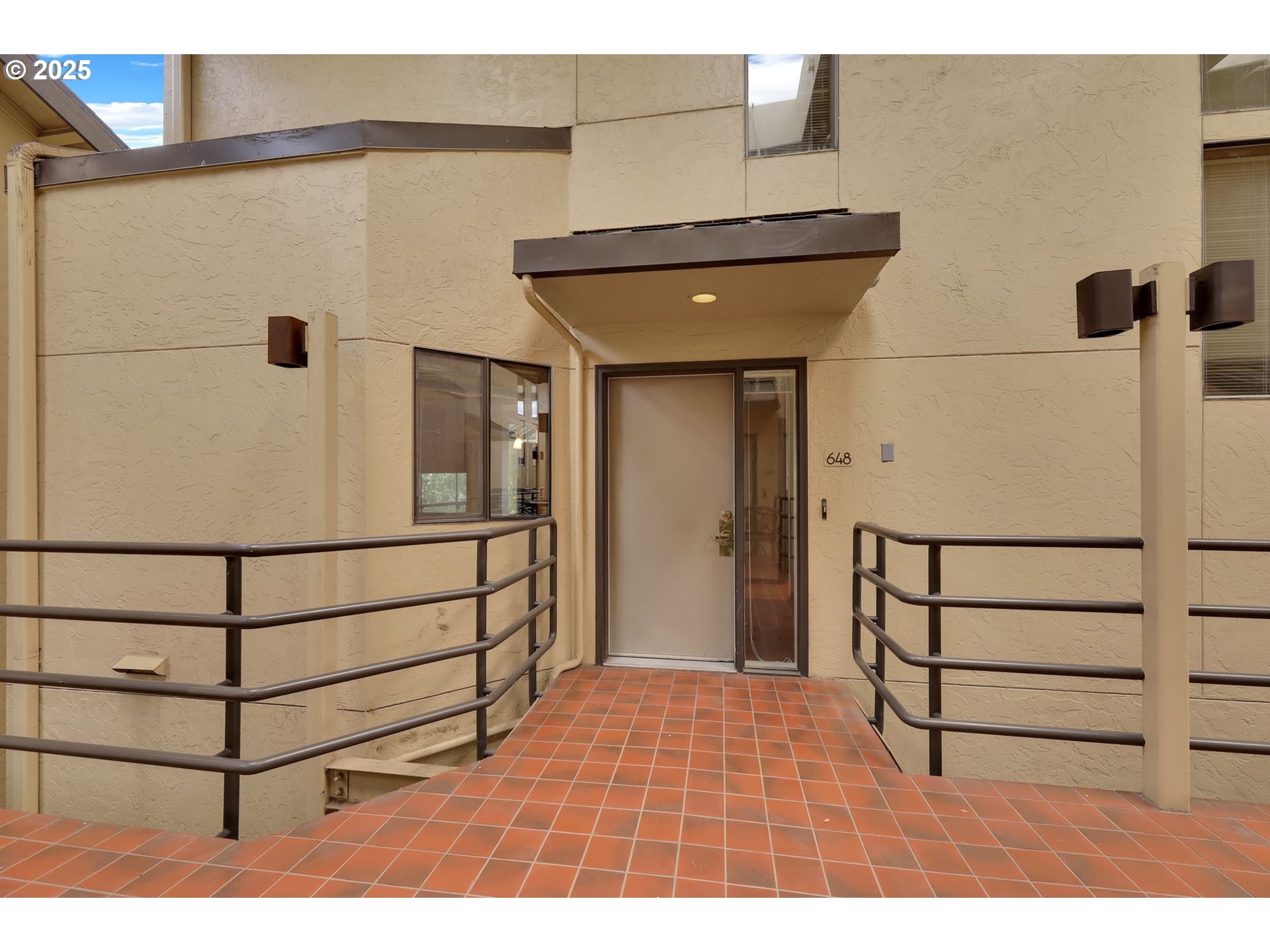 648 Wimbledon Court Eugene, OR 97401 - Photo 6 of 45 a view of entryway