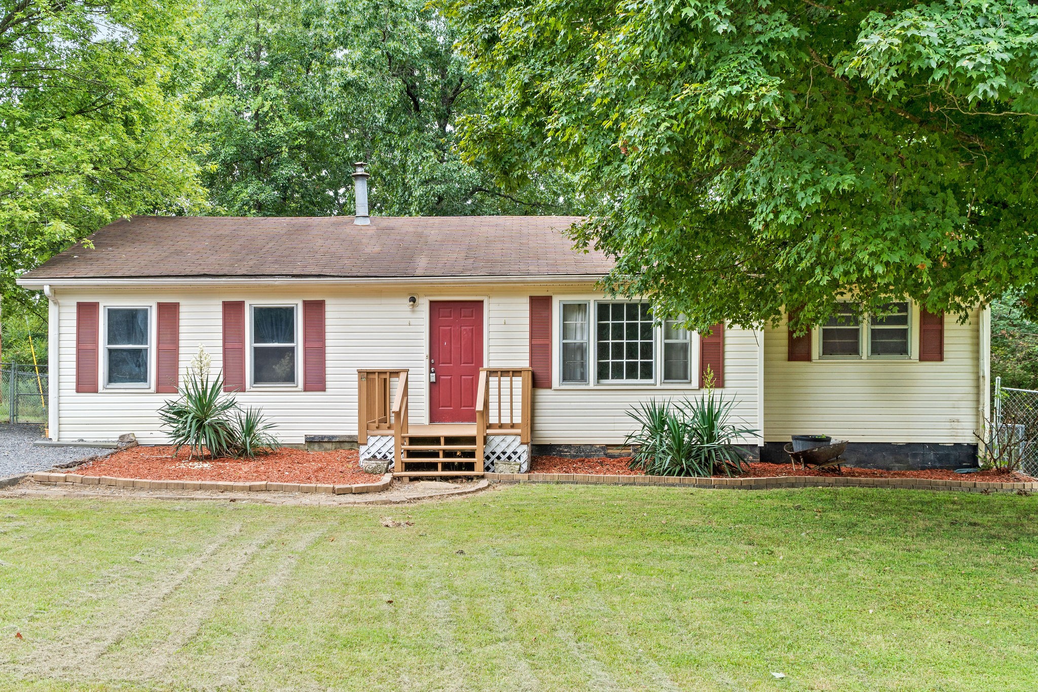 660 Palmyra Road Clarksville, TN 37040 - Photo 2 of 33 a front view of house with yard and green space