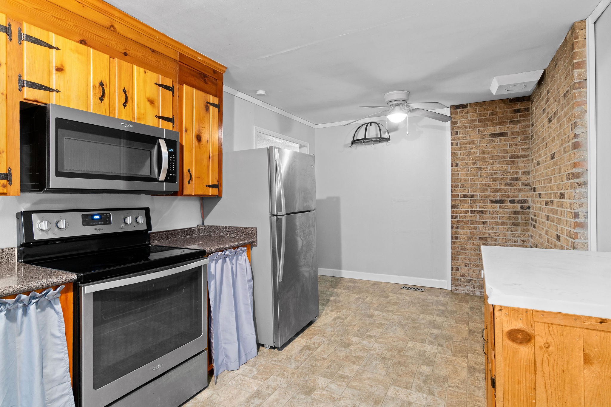 660 Palmyra Road Clarksville, TN 37040 - Photo 12 of 33 a kitchen with stainless steel appliances a stove a microwave and a refrigerator