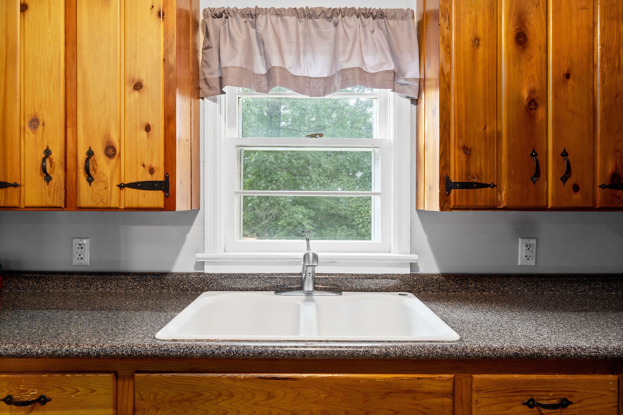 660 Palmyra Road Clarksville, TN 37040 - Photo 14 of 33 a view of kitchen with window