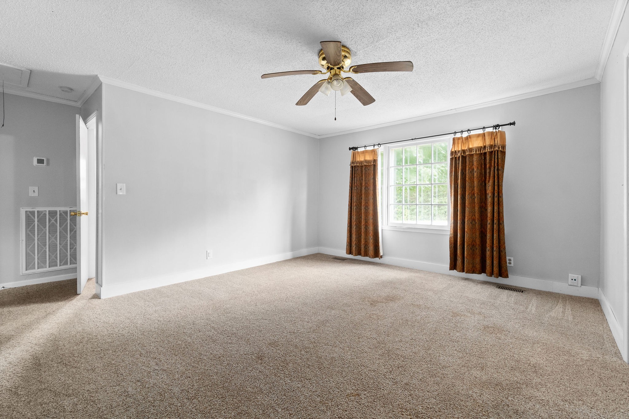660 Palmyra Road Clarksville, TN 37040 - Photo 17 of 33 a view of a livingroom with a ceiling fan and window