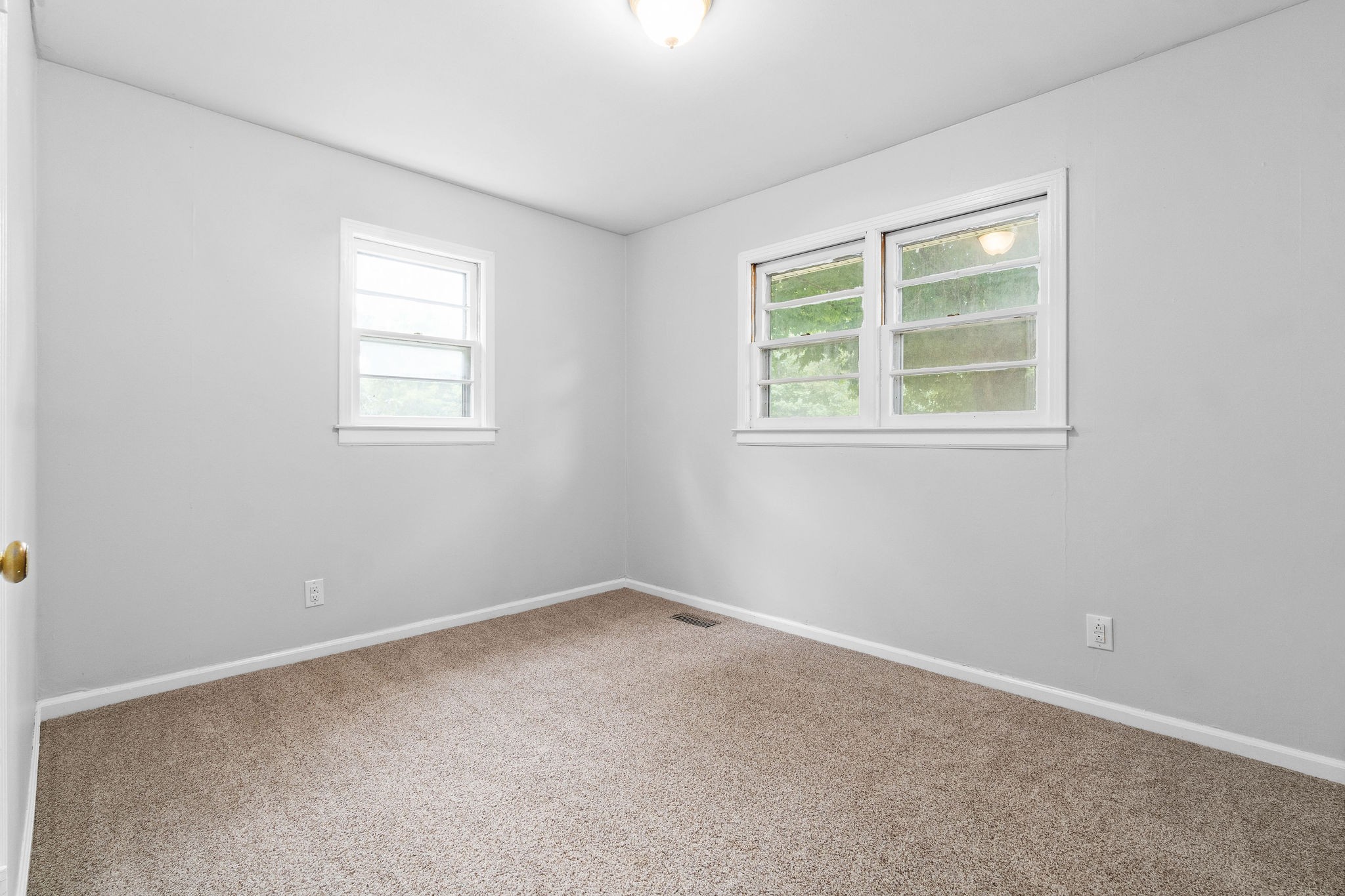660 Palmyra Road Clarksville, TN 37040 - Photo 20 of 33 an empty room with windows