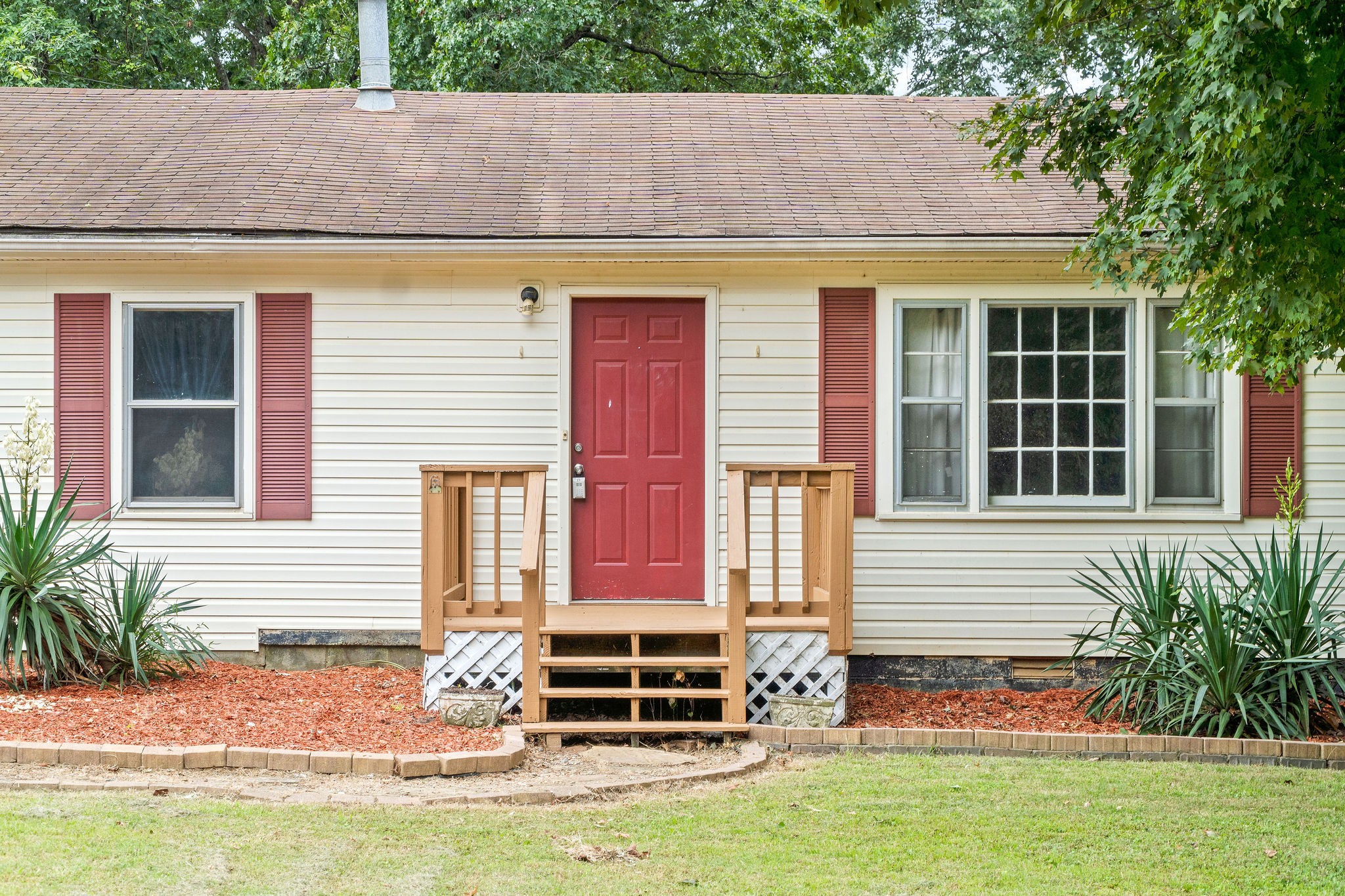 660 Palmyra Road Clarksville, TN 37040 - Photo 3 of 33 a front view of a house with a yard