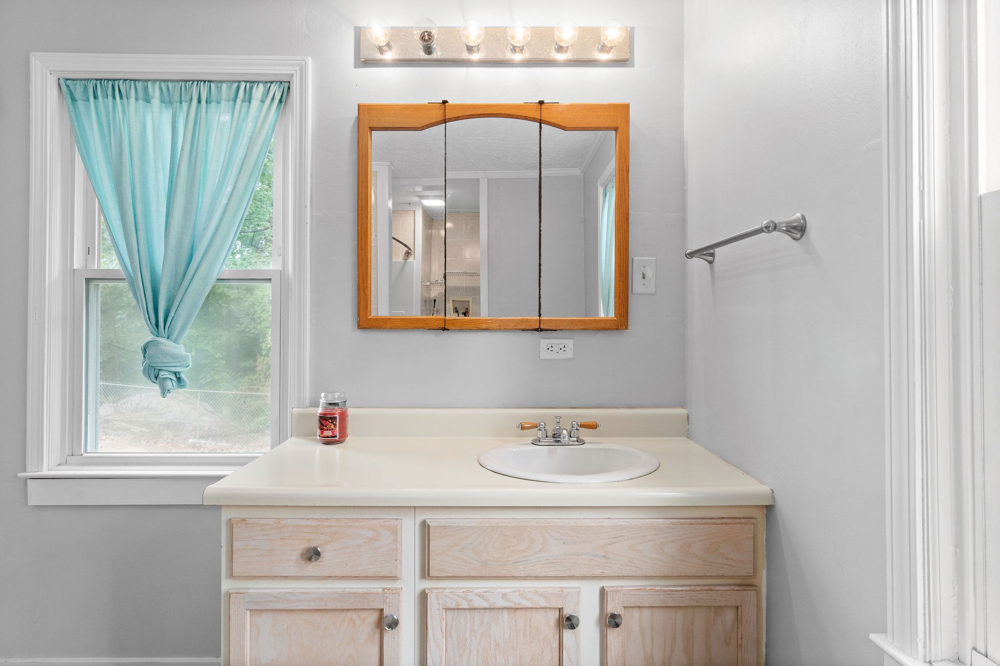 660 Palmyra Road Clarksville, TN 37040 - Photo 26 of 33 a bathroom with a sink and a mirror