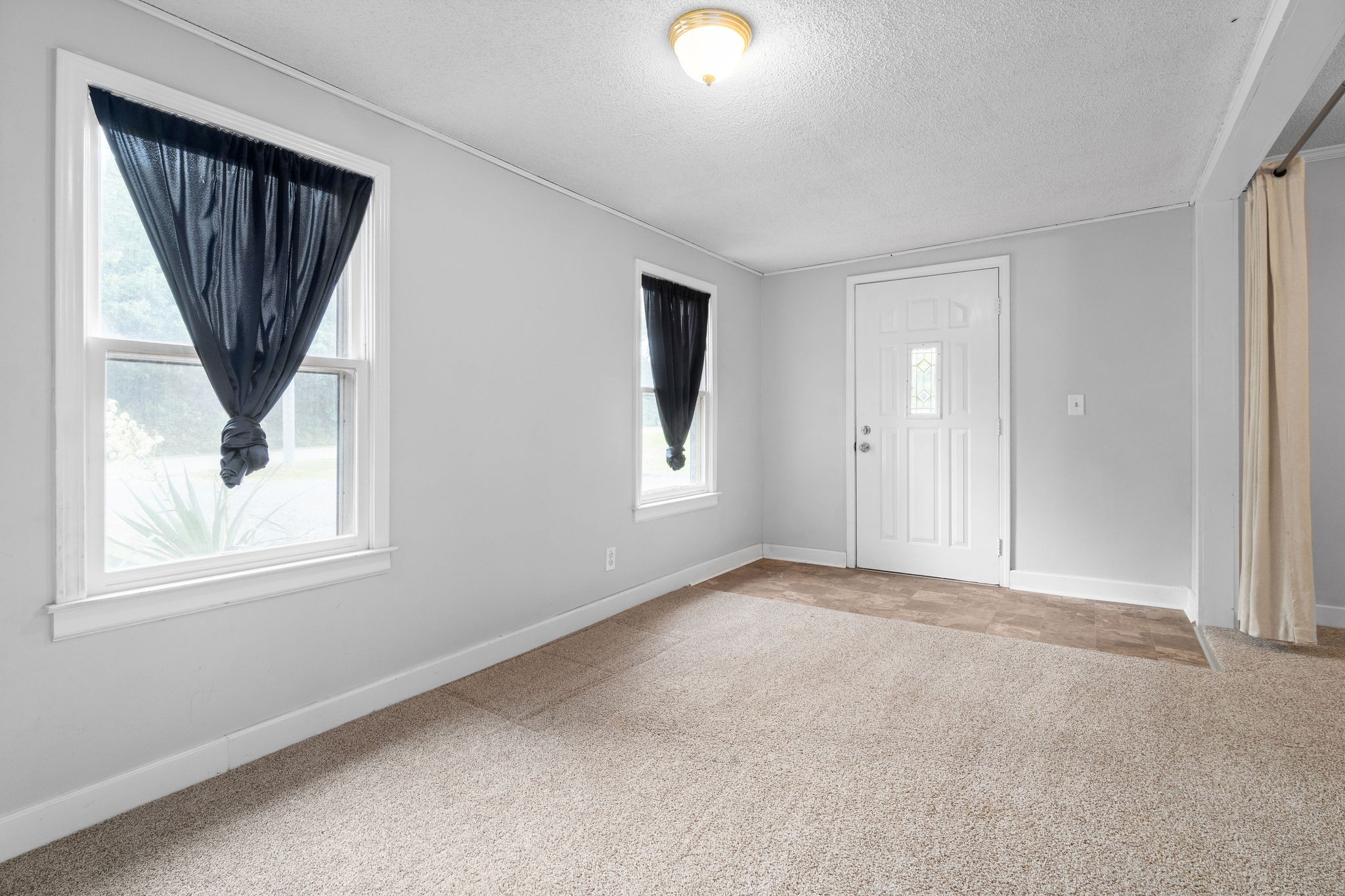 660 Palmyra Road Clarksville, TN 37040 - Photo 6 of 33 an empty room with windows and closet