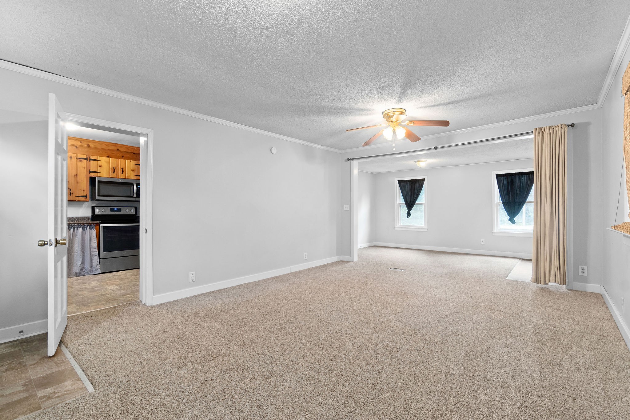 660 Palmyra Road Clarksville, TN 37040 - Photo 10 of 33 a view of an empty room with a ceiling fan
