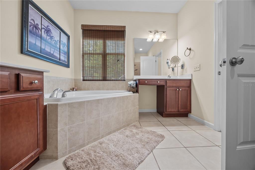 15527 194th Place O'Brien, FL 32071 - Photo 21 of 40 a spacious bathroom with a tub sink and mirror