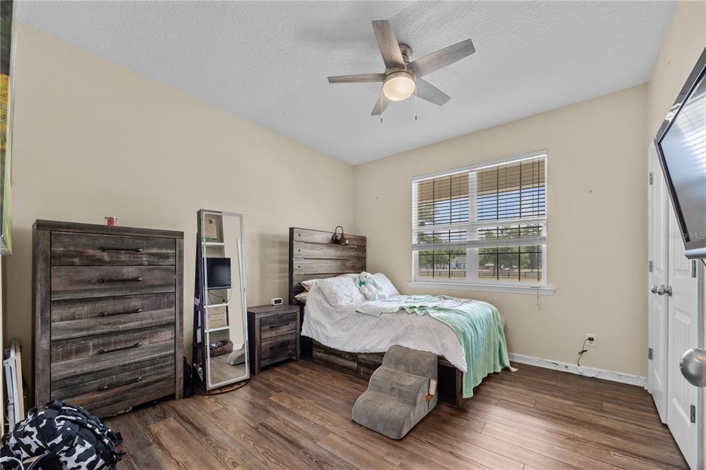 15527 194th Place O'Brien, FL 32071 - Photo 24 of 40 a bedroom with a bed and a window