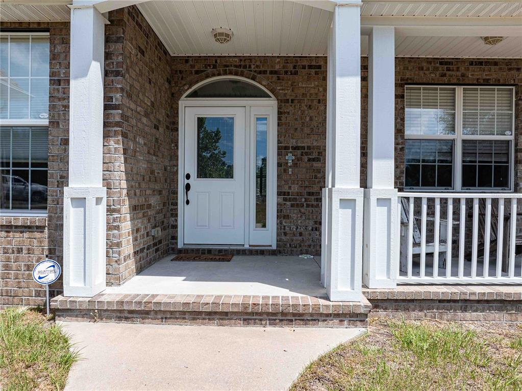 15527 194th Place O'Brien, FL 32071 - Photo 29 of 40 a front view of a house with a yard
