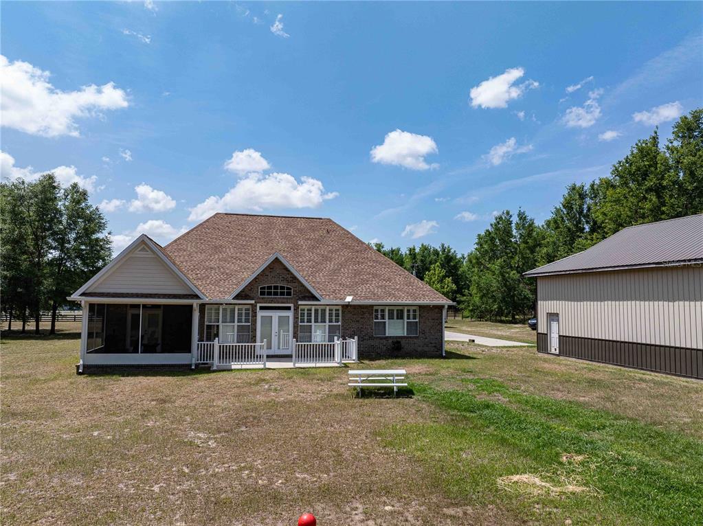 15527 194th Place O'Brien, FL 32071 - Photo 33 of 40 a front view of a house with a garden