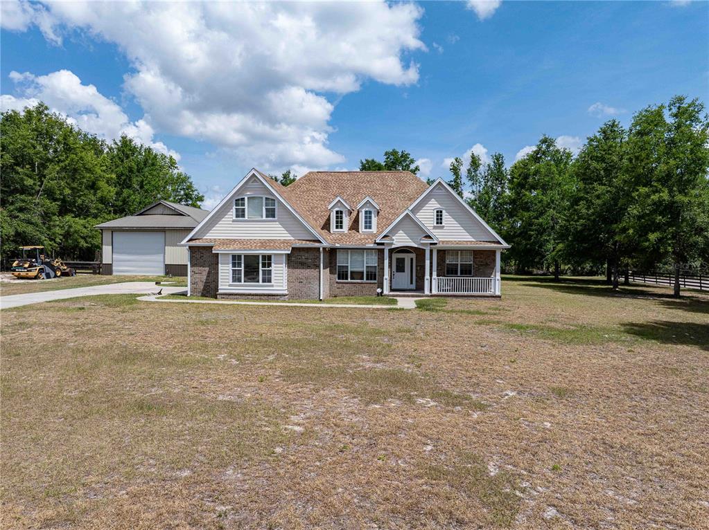 15527 194th Place O'Brien, FL 32071 - Photo 6 of 40 a front view of a house with a garden