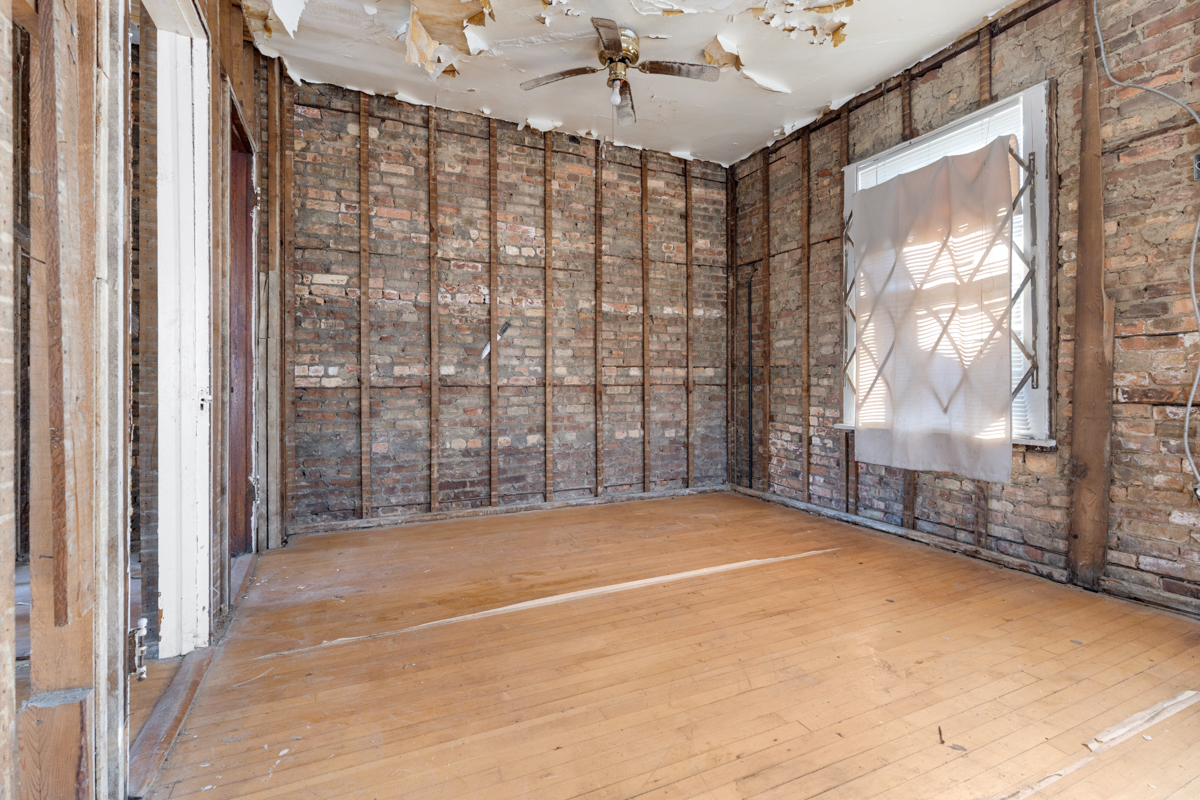 1457 West Marquette Road Chicago, IL 60636 - Photo 14 of 26 a view of empty room with windows and wardrobe
